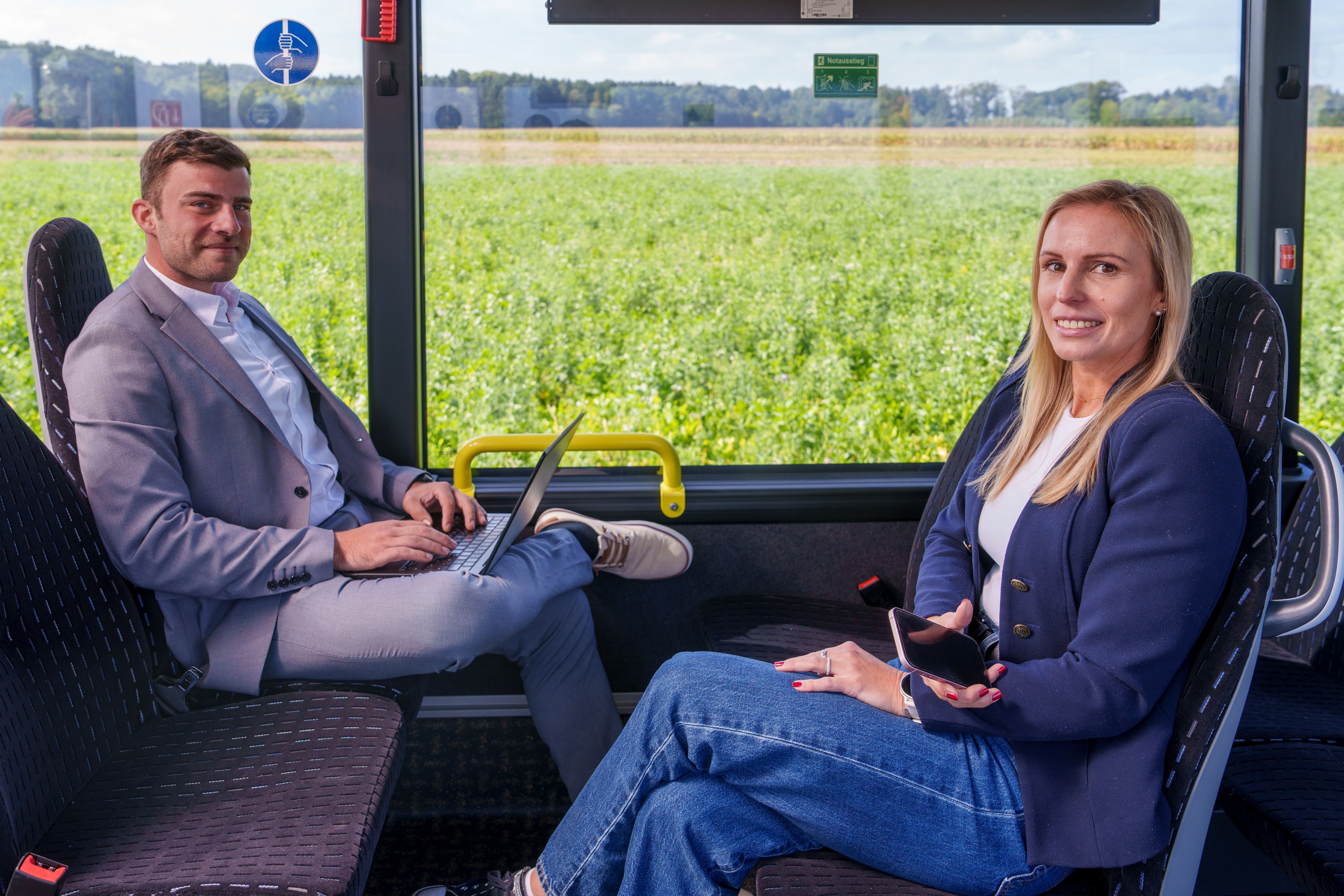 Zwei Fahrgäste sitzen im leoPOLDI Linienbus der NÖVOG. 