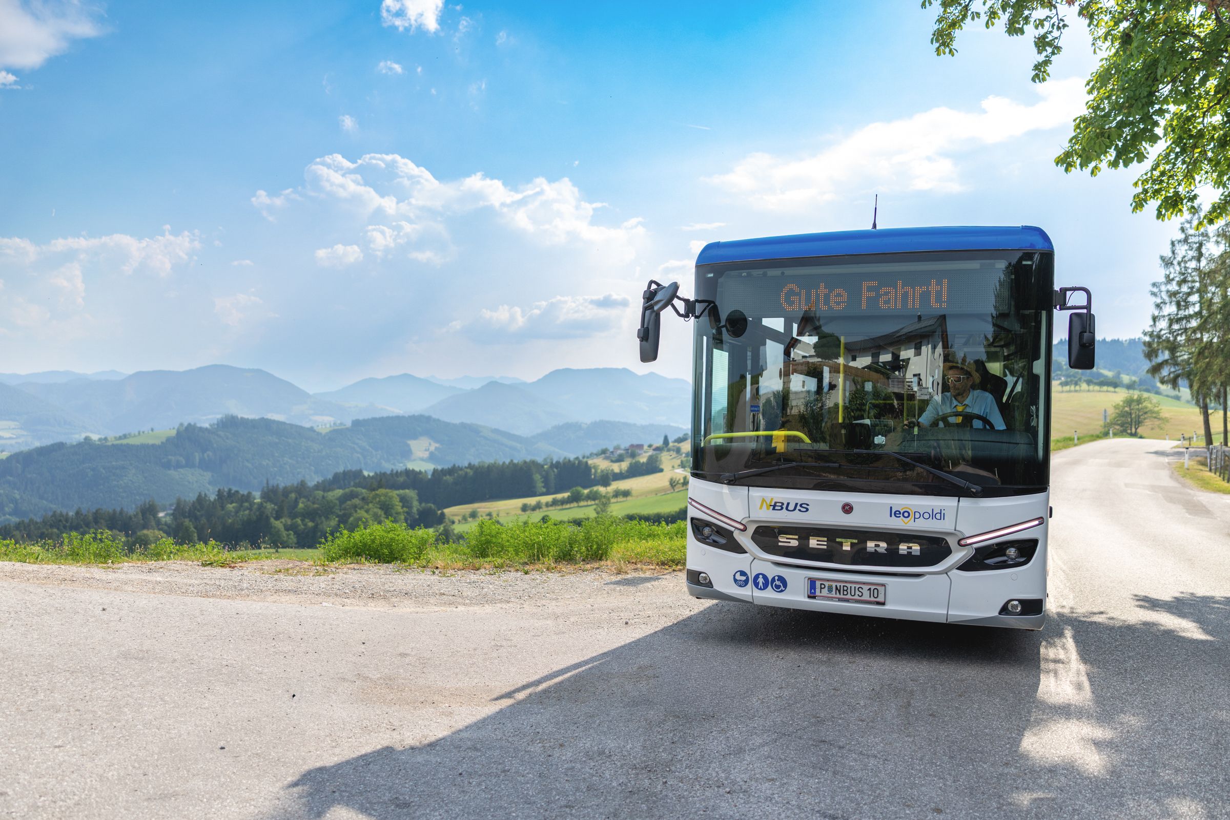 leopoldi Regionalbus mit Bergpanorama 